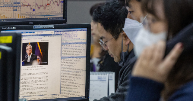 14일 오후 서울 중구 명동 하나은행 본점 딜링룸의 화면에 미 연방준비제도(Fed·연준)의 향후 금리 인상 기조에 관해 예측한 기사가 띄워져 있다. 연합뉴스