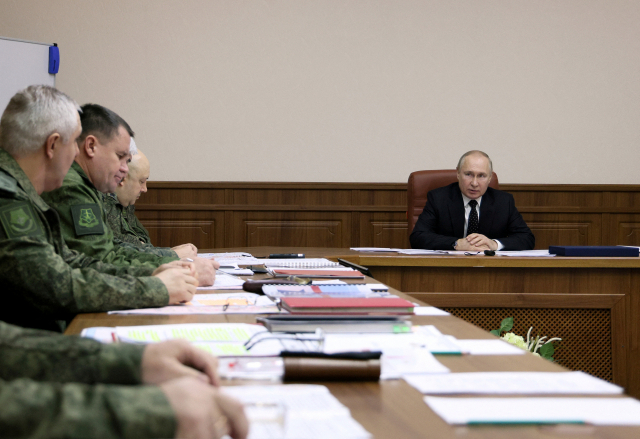 블라디미르 푸틴 러시아 대통령(가장 오른쪽)이 17일(현지시간) 장소가 공개되지 않은 러시아 군사령부에서 군사령관들과 회의를 하고 있다. 푸틴 대통령은 이날 회의에서 우크라이나 전쟁에 대한 의견을 수렴하고 이를 방송에 공개하는 이례적인 행보를 보였다. 로이터연합뉴스