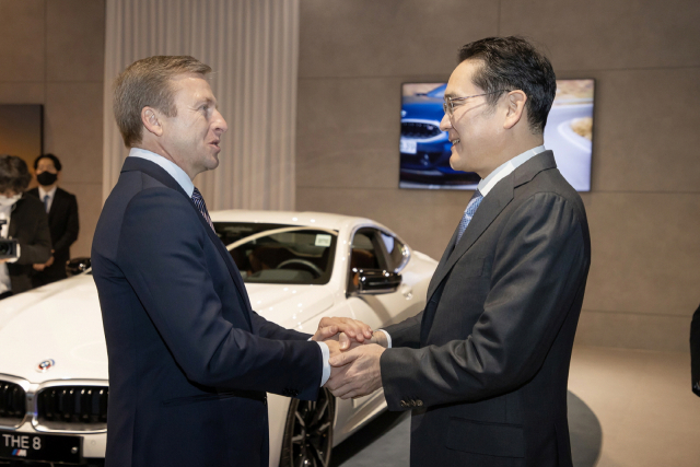 이재용(오른쪽) 삼성전자 회장이 17일 인천 영종도 BMW 드라이빙 센터에서 올리버 칩세 BMW 최고경영자(CEO)를 만나 인사하고 있다. 사진 제공=삼성전자
