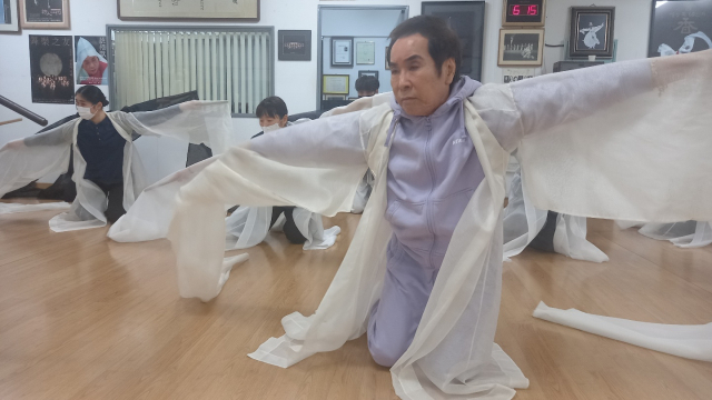 국가무형문화재 승무의 채상묵 보유자가 서울 방배동 연습실에서 제자들과 함께 승무를 추고 있다.