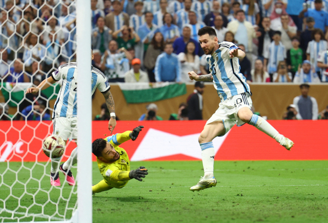 2022 카타르 월드컵 결승전에서 아르헨티나 대표팀 리오넬 메시가 골을 넣고 있다. 로이터 연합뉴스