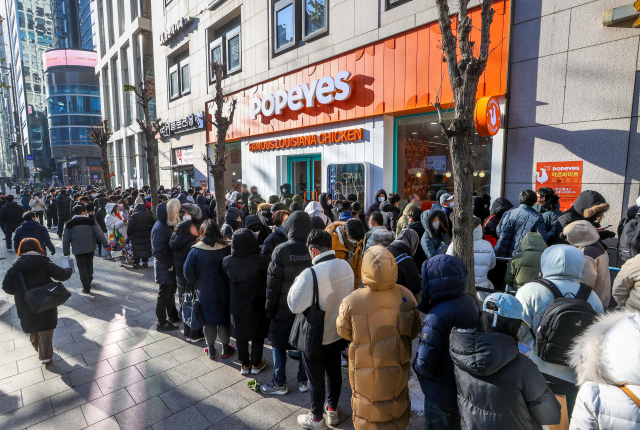 파파이스 서울 강남 1호점이 오픈한 지난 16일 고객들이 매장 앞에 길게 줄을 서 입장을 기다리고 있다. 사진 제공=파파이스