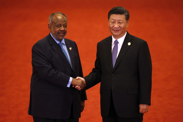 이스마엘 오마르 겔레(왼쪽) 지부티 대통령과 시진핑 중국 국가주석이 2018년 9월 중국 베이징에서 열린 중국-아프리카 협력회의에 참석해 악수하고 있다. AP연합뉴스