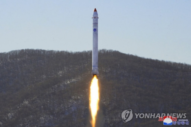 북한 국가우주개발국은 지난 18일 평안북도 철산군 동창리 서해위성발사장에서 정찰위성 개발을 위한 최종 단계의 중요 시험을 했다고 19일 조선중앙통신이 보도했다. /연합뉴스