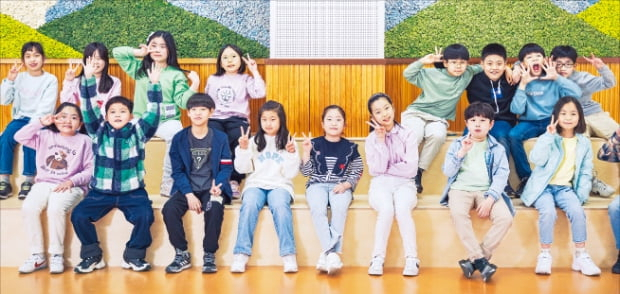 서울 보라매초등학교 강당에 설치된 벽면 녹화 앞에서 학생들이 환하게 웃고 있다. 사진 제공=한화