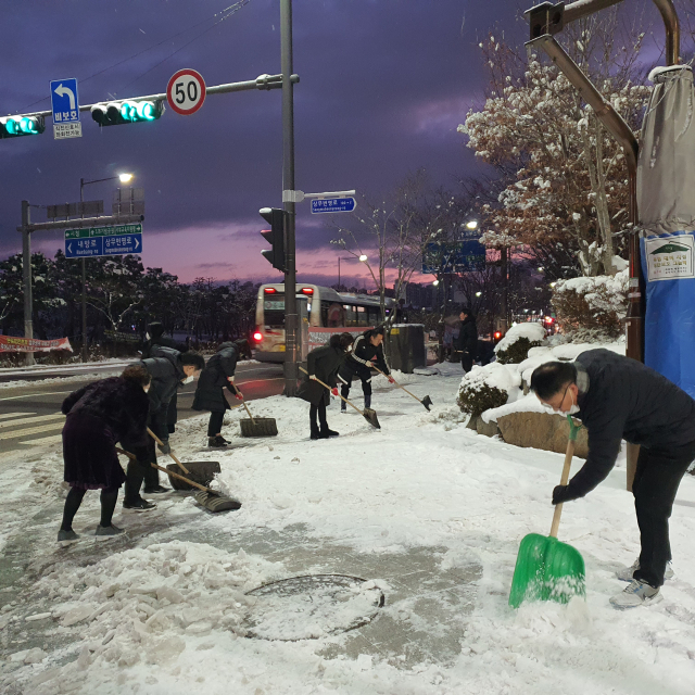 광주광역시와 자치구 전 직원이 19일 이면도로와 골목길 눈 치우기 활동을 벌이고 있다. 사진 제공=광주광역시