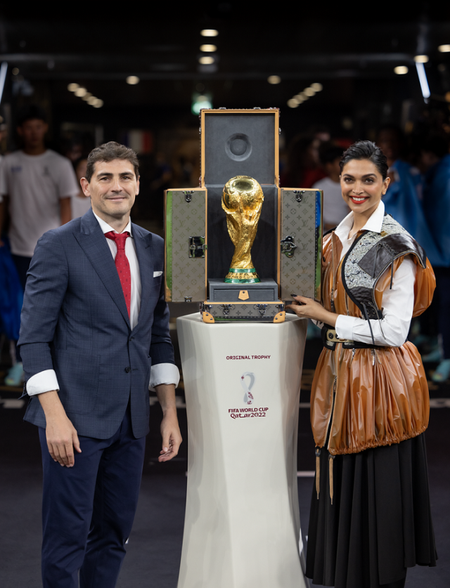 루이비통 앰배서더이자 영화배우인 디피카 파두콘과 스페인 전 축구선수인 이케르 카시야스가 19일 카타르 도하의 루사일 스타디움에서 개최된 2022 국제축구연맹(FIFA) 카타르 월드컵 결승전에서 트로피 트렁크를 공개하고 있다. /사진 제공=루이비통