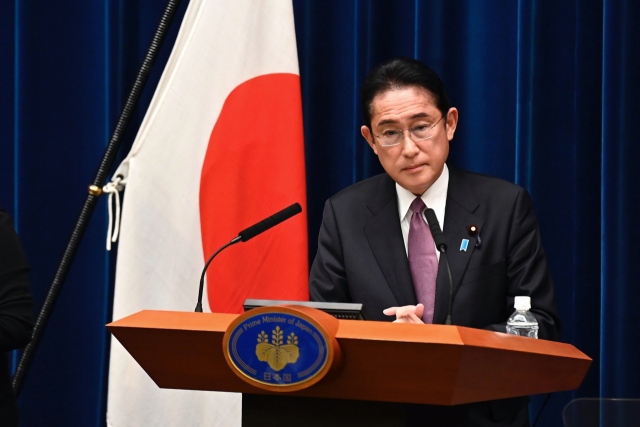 기시다 후미오 일본 총리가 지난 16일 도쿄 총리 관저에서 방위력 증강을 핵심으로 하는 ‘3대 안보 문서’ 개정 방안을 발표하고 있다. AP연합뉴스