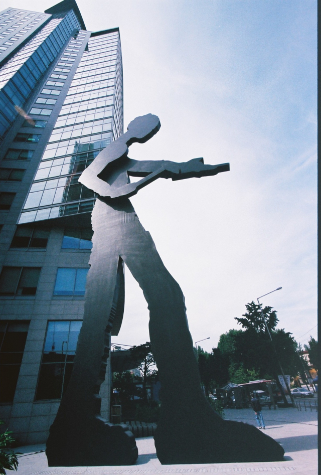 서울 종로구 흥국생명빌딩 앞에 설치된 해머링 맨. 사진제공=태광