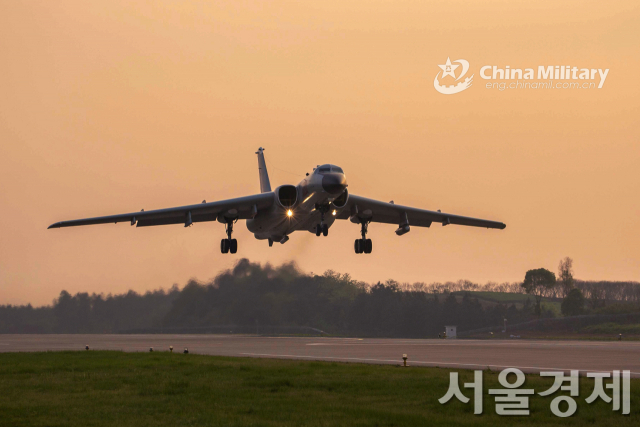 중국 H-6 폭격기가 지난 2020년 3월 30일 공중훈련을 위해 이륙하고 있다. 해당 폭격기는 주요 전투기들과 한국방공식별구역(KADIZ)를 수시로 침범해왔다. /사진제공=중국 국방부