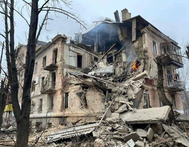 지난 16일(현지시간) 러시아군의 미사일 공격으로 우크라이나 크리비리흐의 주거 단지가 파괴된 모습. 로이터연합뉴스