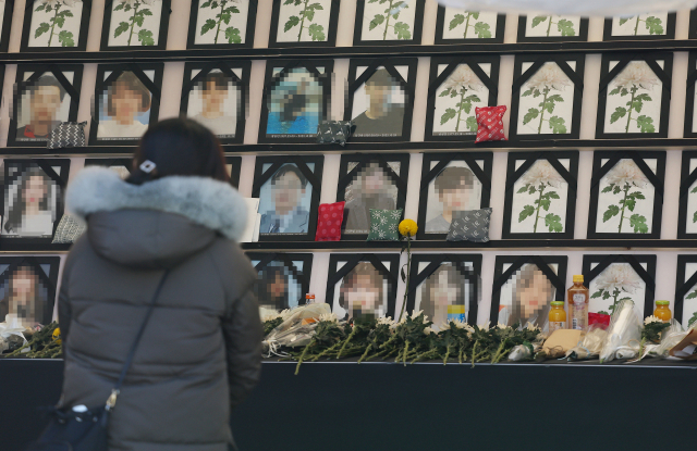 지난 18일 오후 서울 용산구 녹사평역 광장에 마련된 10·29 이태원 참사 희생자 시민분향소를 찾은 시민이 추모하고 있다. 연합뉴스