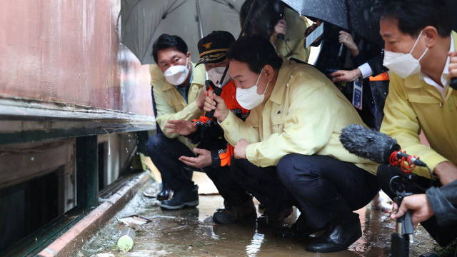 지난 8월 10일 윤석열 대통령이 폭우로 일가족이 참변을 당한 신림동 참사현장을 방문한 모습이다. CNN 갈무리