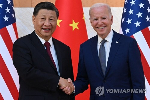 조 바이든(오른쪽) 미국 대통령과 시진핑 중국 국가 수석이 지난 11월 인도네시아에서 만나 악수하고 있습니다. 두 사람은 반도체 패권 전쟁의 ‘키맨’이기도 합니다. 사진=연합뉴스