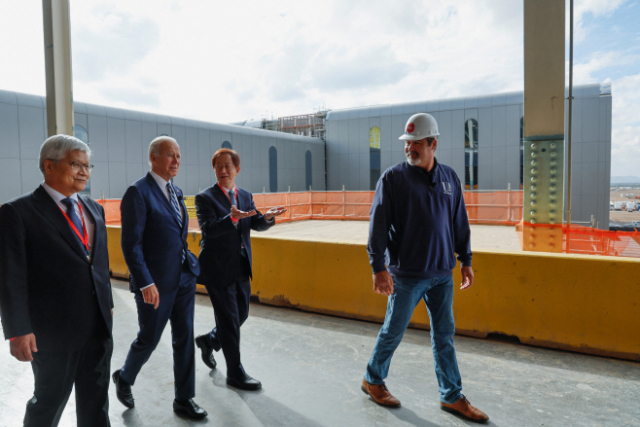 조 바이든(왼쪽 두번째) 미국 대통령이 마크 리우(왼쪽 세 번째) TSMC 이사회 의장과 웨이 저자 최고경영자(왼쪽 첫번째)가 이달 열린 TSMC 애리조나 공장 장비반입식에서 공장을 둘러보고 있습니다. 사진=연합