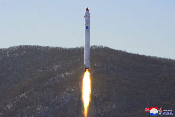 북한 국가우주개발국은 지난 18일 평안북도 철산군 동창리 서해위성발사장에서 정찰위성 개발을 위한 최종 단계의 중요 시험을 했다고 19일 조선중앙통신이 보도했다. 연합뉴스