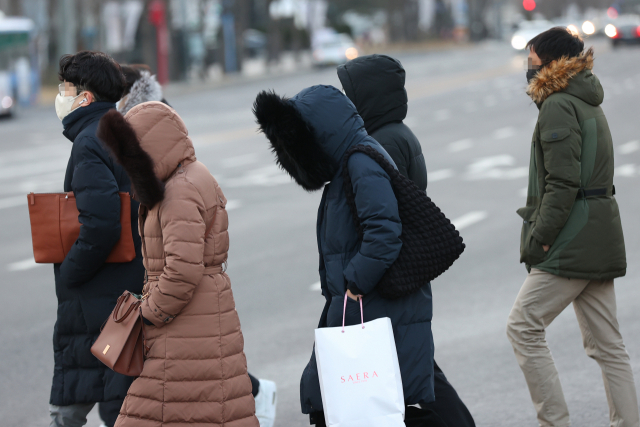 강추위가 이어진 지난 14일 오전 서울 광화문네거리에서 시민들이 횡단보도를 건너고 있다. 연합뉴스