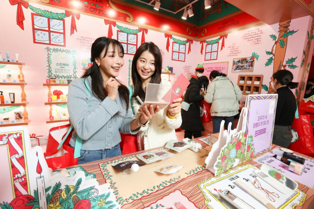 지난 14일부터 18일까지 서울 동대문디자인플라자(DDP)에서 열린 ‘2022 올리브영 어워즈&페스타’에서 고객들이 제품을 체험해 보고 있다. 사진 제공=CJ올리브영