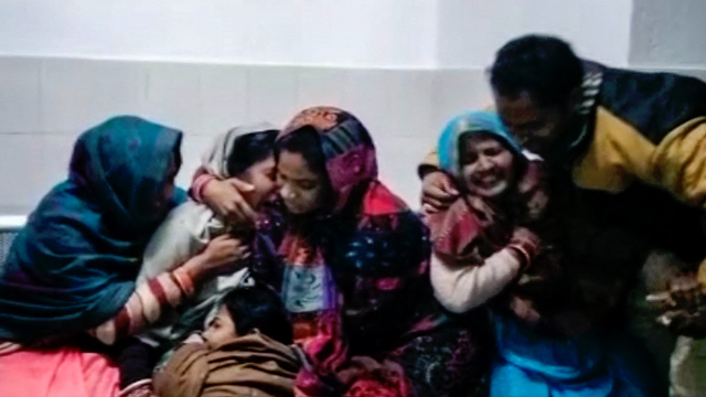 인도 북부 북부 비하르주에서 가짜 술을 마시고 사망한 희생자의 유가족이 눈물을 흘리고 있다. AFP연합뉴스