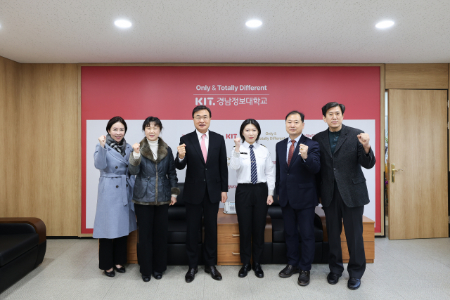 경남정보대학교가 군사학과 신설 이래 첫 학사장교를 배출했다. 김대식(왼쪽 세번째) 총장, 권시영(〃 네번째) 학사후보생, 정유지 군사학과장(〃 다섯번째)./사진제공=경남정보대