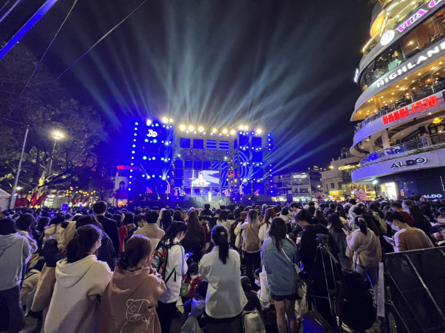 12월 17일 베트남 하노이 '한국문화관광대전'의 부대행사로 진행된 K팝 공연을 하노이 시민들이 관람하고 있다. 사진 제공=한국관광공사