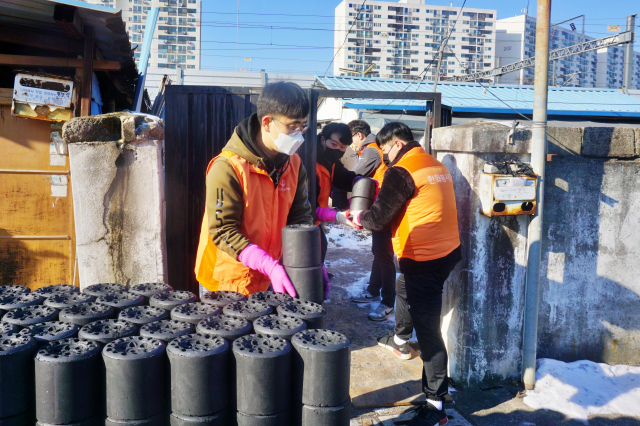 갤러리아타임월드 임직원들이 대전 서구 가수원동 일대에서 봉사활동을 진행하고 있다. 사진제공=갤러리아타임월드