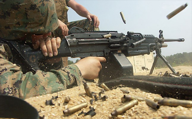 벨기에 FN사가 제작한 M249 경기관총을 미 해병대 대원이 운용하고 있다.