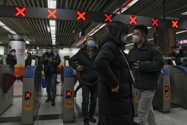 베이징의 중심업무지구 출근자들이 20일 지하철역에 들어서고 있다. AP연합