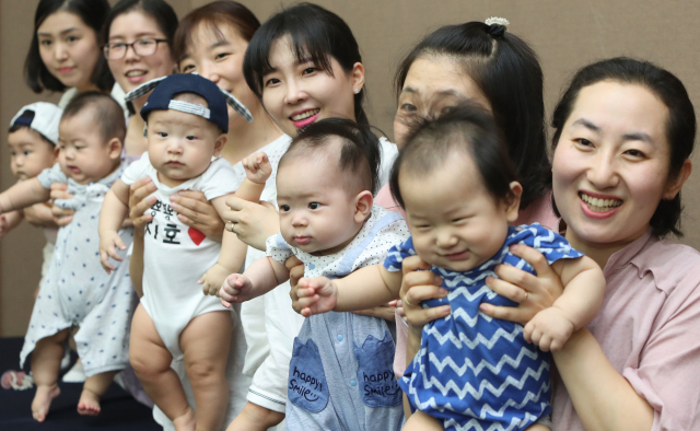 신생아 어머니들이 아이를 안고 환하게 웃고 있다. 연합뉴스