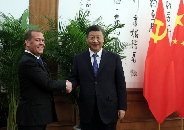 22일 드미트리 메드베데프(왼쪽) 국가안보회의 부의장과 시진핑(오른쪽) 중국 국가주석이 베이징에서 회담을 가졌다.로이터연합뉴스