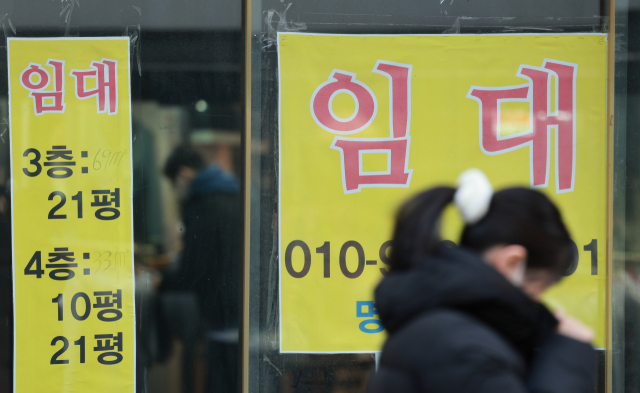 서울 중구 명동 거리의 상가 건물에 임대 현수막이 부착돼 있는 모습. 연합뉴스