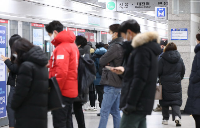 대전 1호선 유성온천역 승강장에 출근하려는 시민들이 지하철을 기다리는 모습. 연합뉴스