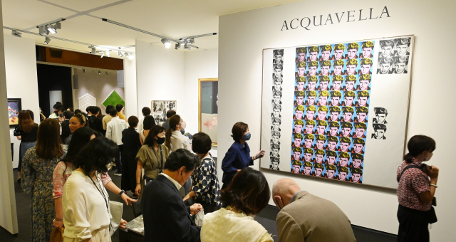 지난 9월 서울 삼성동 코엑스에서 열린 국제 아트페어 '키아프서울'과 '프리즈서울'에서 관람객들이 작품을 둘러보고 있다. 오승현기자