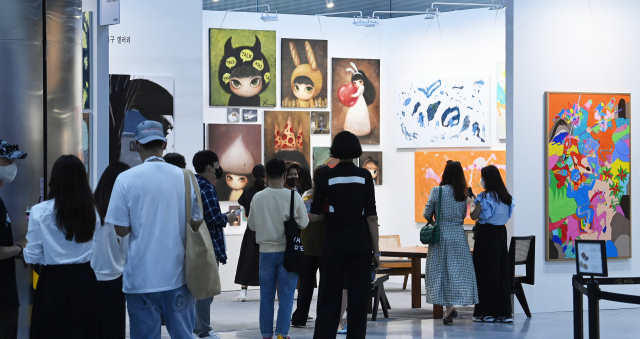 지난 9월 서울 삼성동 코엑스에서 열린 국제 아트페어 '키아프서울'과 '프리즈서울'에서 관람객들이 작품을 둘러보고 있다. 오승현기자