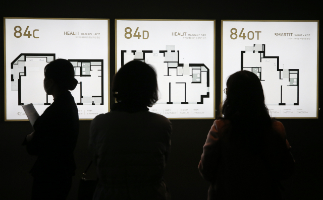 시민들이 아파트 모델하우스에서 평면도를 살펴보고 있다. 연합뉴스