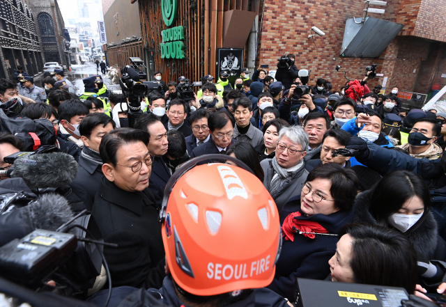 국회 10·29 참사 국정조사특별위원회 위원들이 21일 서울 용산구 이태원 참사 현장 현장 조사에서 최성범 용산소방서장의 브리핑을 듣고 있다. 연합뉴스