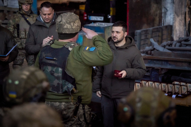 개전 300일을 맞은 20일(현지 시간) 볼로디미르 젤렌스키 우크라이나 대통령이 최전선 도시인 바흐무트를 방문해 군인들에게 훈장을 수여하고 있다 AFP연합뉴스