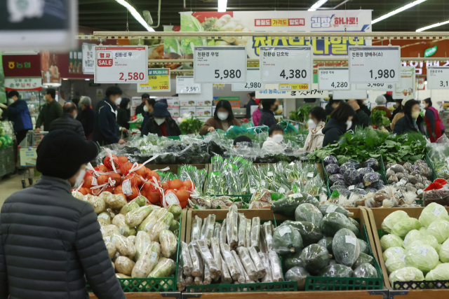 서울 시내의 한 대형마트에서 소비자들이 장을 보고 있다. 연합뉴스