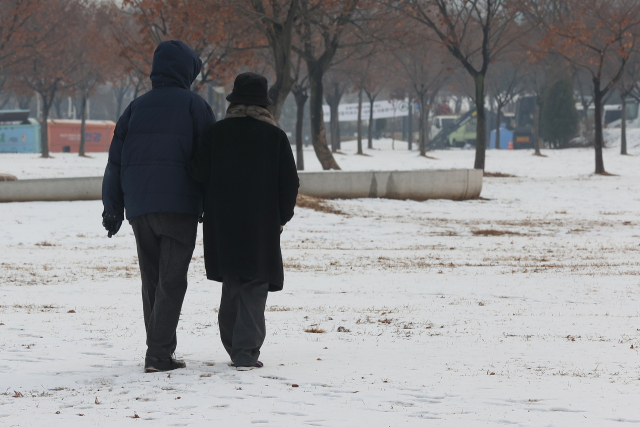 북쪽에서 찬 공기가 내려오면서 다음날 기온이 5~10도 떨어질 것으로 예보된 21일 오후 서울 여의도한강공원에서 시민들이 산책하고 있다. 연합뉴스