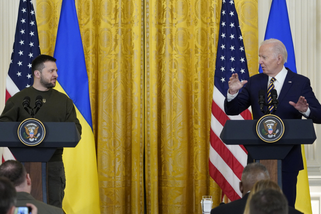 조 바이든(오른쪽) 미국 대통령과 볼로디미르 젤렌스키 우크라이나 대통령이 21일(현지 시간) 기자회견을 하고 있다. AP연합뉴스