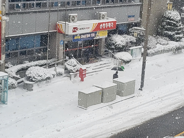 대설 경보가 발령된 22일 오전 전북 순창군 순창읍 한 도로가에 눈이 쌓여 있다. 박지훈 기자 jhp9900@sedaily.com