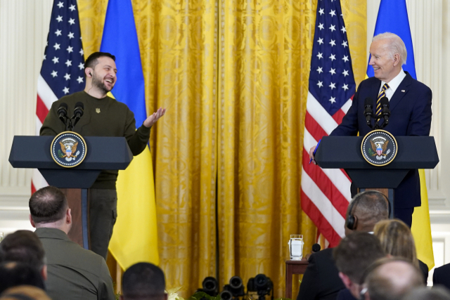 조 바이든(오른쪽) 미국 대통령과 볼로디미르 젤렌스키 우크라이나 대통령이 21일(현지시간) 정상회담을 마치고 공동 기자회견을 하고 있다. AP 연합뉴스