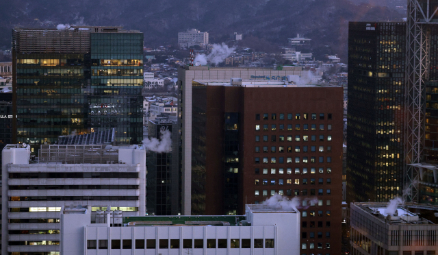 강추위가 계속된 22일 오전 서울 시내 건물들에서 난방 수증기가 나오고 있다. 연합뉴스
