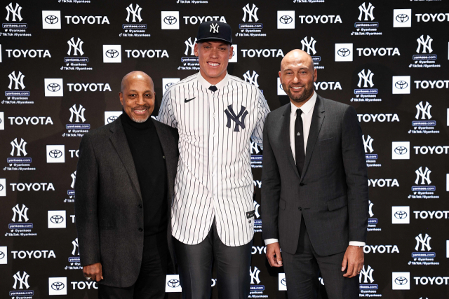 에런 저지(가운데)가 22일 뉴욕 양키스와의 계약 발표 기자회견 후 팀의 전설인 윌리 랜돌프(왼쪽), 데릭 지터(오른쪽)와 기념 촬영을 하고 있다. AFP연합뉴스