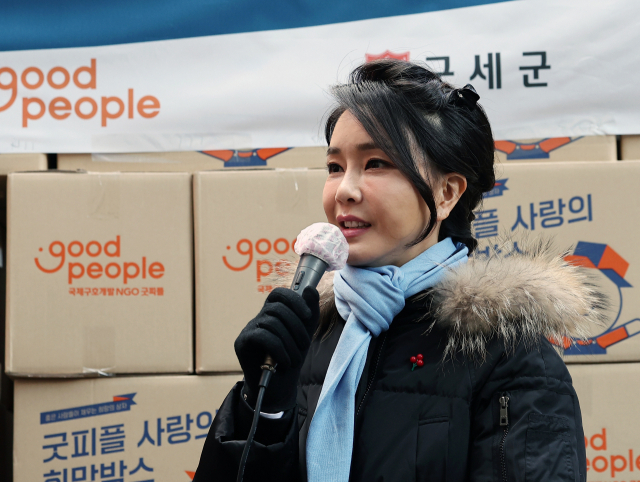 김건희 여사가 22일 서울 중구 남대문 쪽방촌에서 열린 ‘이웃과 함께하는 2022 찾아가는 성탄절, 희망박스 나눔행사’에서 인사말을 하고 있다. 연합뉴스