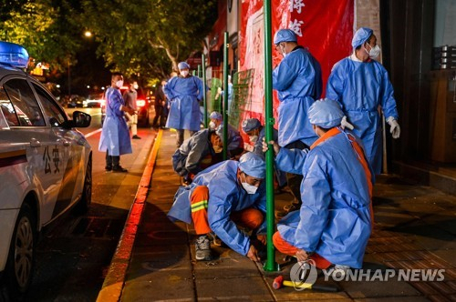 중국 상하이에서 작업하는 방역 요원들. AFP=연합뉴스