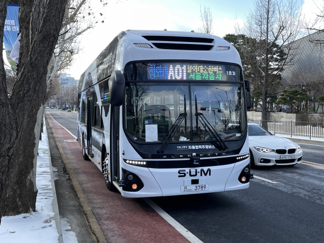 22일 운행을 개시한 ‘서울시 청와대 자율주행버스’가 서울 종로구 경복궁 인근을 지나고 있다. 사진=이건율 기자