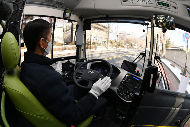 22일 운행을 개시한 ‘서울시 청와대 자율주행버스’가 서울 종로구 국립고궁박물관에서 출발해 청와대로 향하고 있다. 사진공동취재단