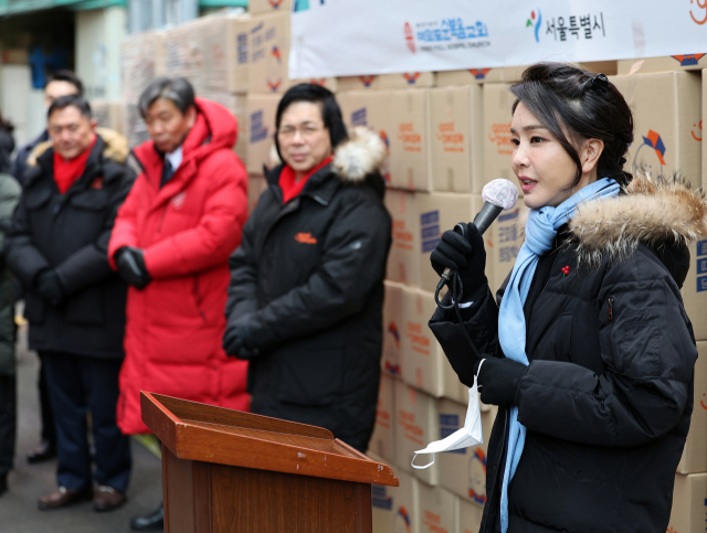 김건희 여사가 22일 서울 중구 남대문 쪽방촌에서 열린 ‘이웃과 함께하는 2022 찾아가는 성탄절, 희망박스 나눔행사’에서 인사말을 하고 있다. 연합뉴스