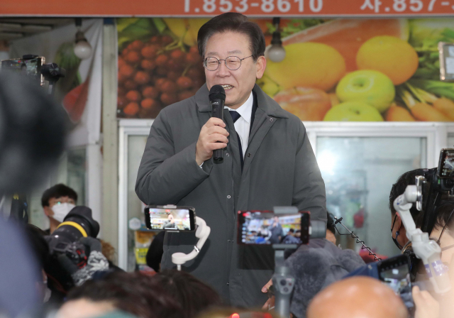 이재명 더불어민주당 대표가 22일 경북 안동시 중앙신시장을 방문한 자리에서 지지자와 시민들에게 인사말을 하고 있다. 연합뉴스
